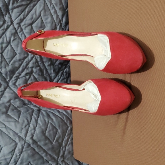 Red pumps with ankle strap size 9 - Picture 2 of 4